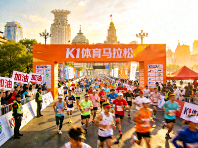 K1体育策划的大型城市马拉松赛事活动现场，人群涌动